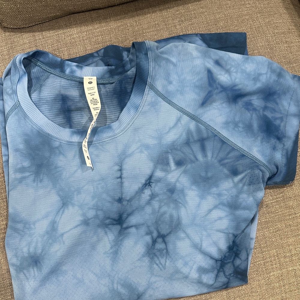 Lululemon Athletica Blue Tie-Dye Short Sleeve Tee - Picture 2 of 3